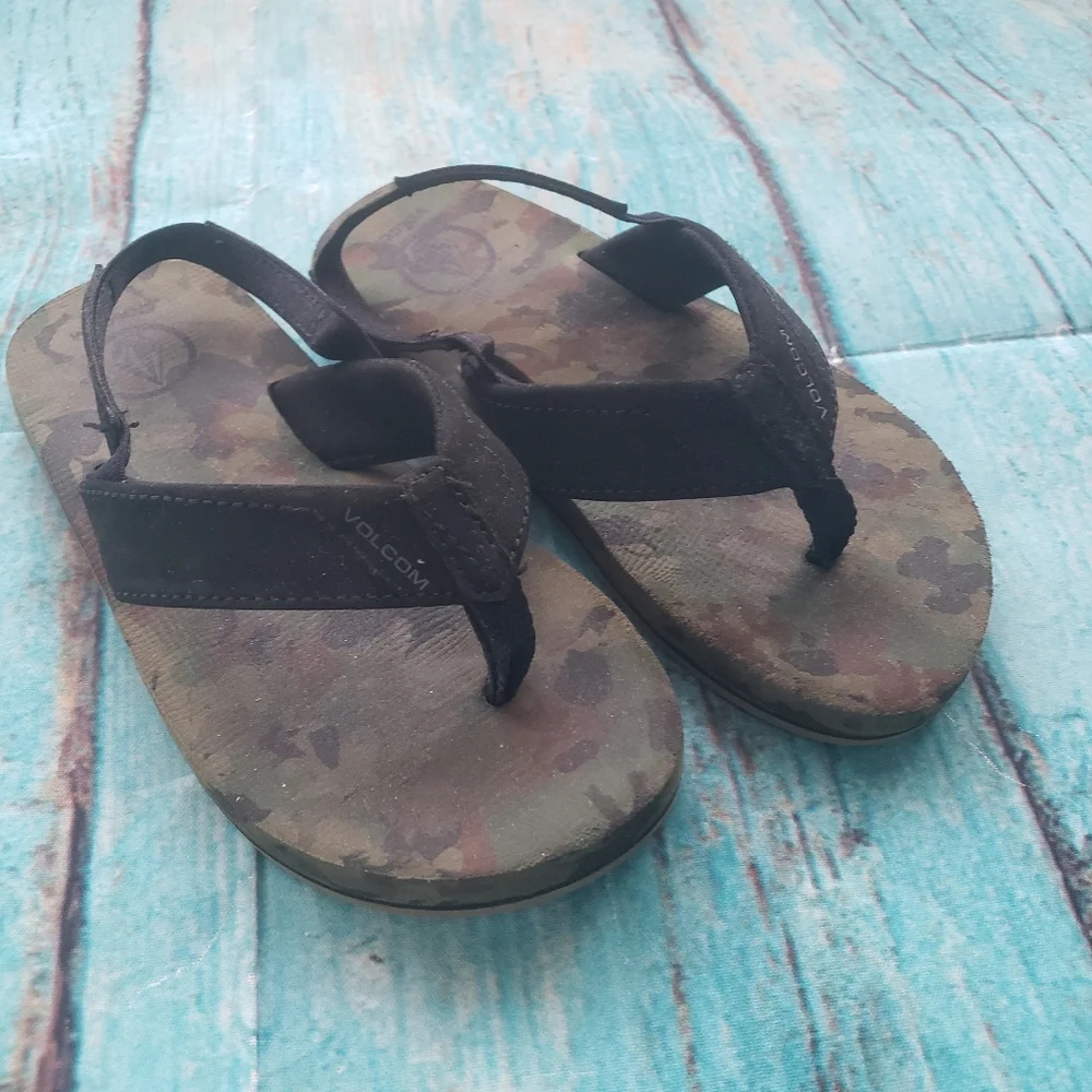 Volcom dark camo flip flop sandals little kids size 11